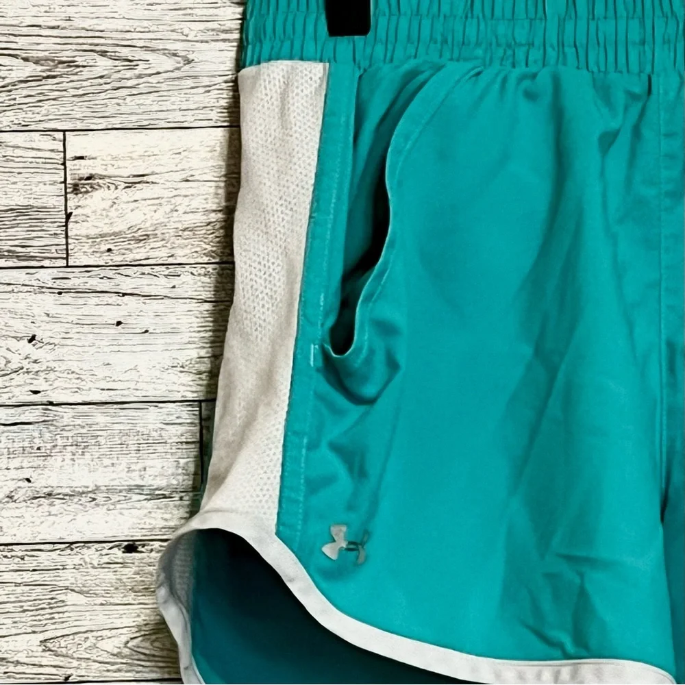 Under Armor Ladies Running Shorts w/inside. Vented‎ sides for airflow. Size-XS